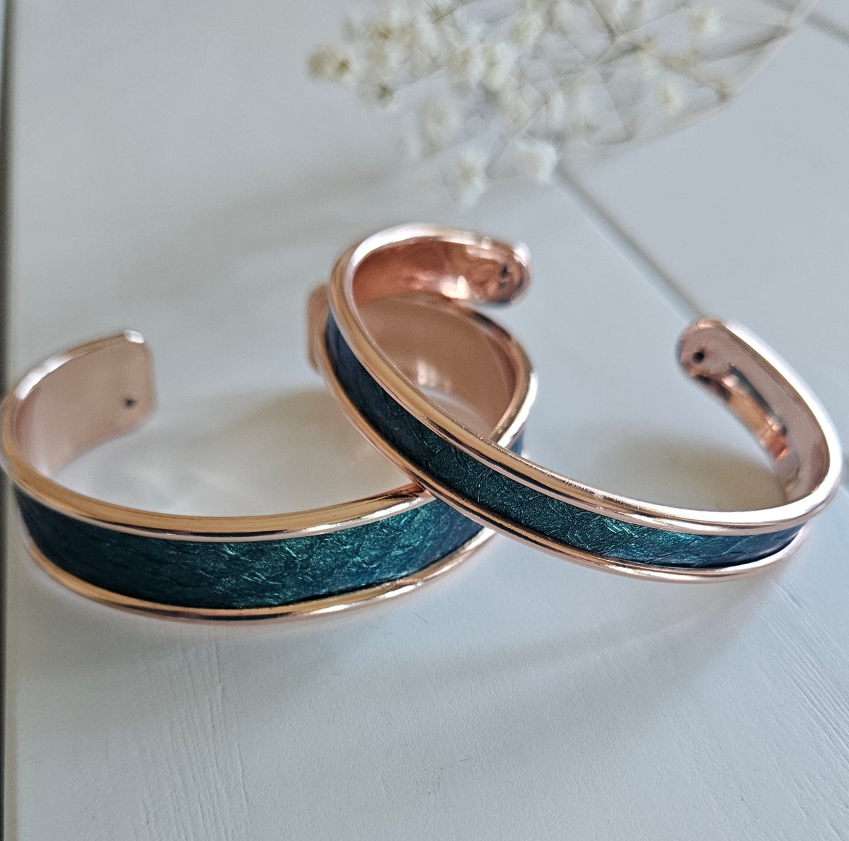Manchette en cuir de saumon ajustable _ Atelier Fleur de Cuir- couleur vert emeraude