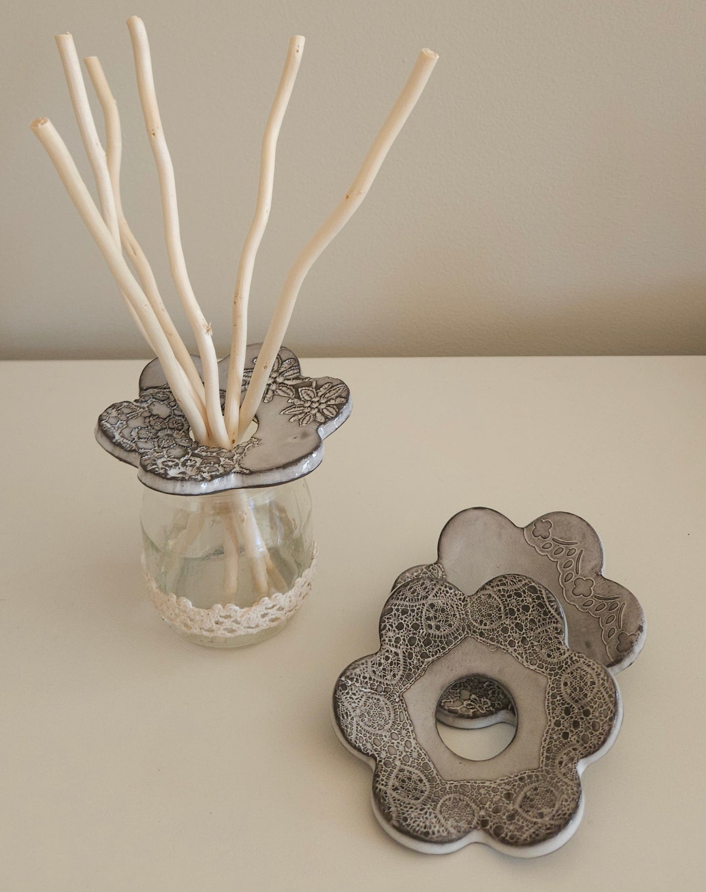 décoration maison- marguerite idéale pour diffuseur de parfum ou porte-encens. Céramique artisanale de haute-loire - Auvergne - empreinte de dentelle
