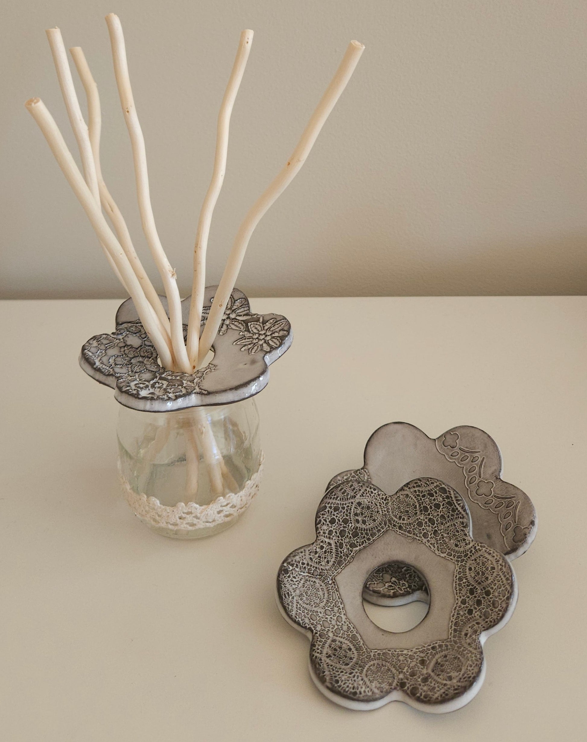 décoration maison- marguerite idéale pour diffuseur de parfum ou porte-encens. Céramique artisanale de haute-loire - Auvergne - empreinte de dentelle