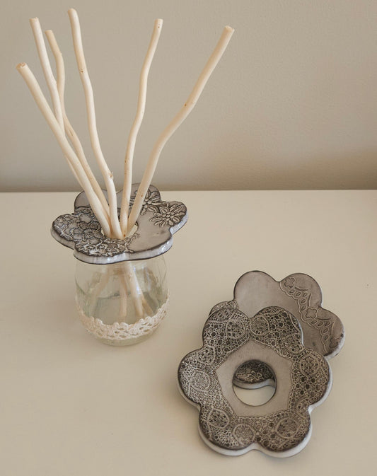 décoration maison- marguerite idéale pour diffuseur de parfum ou porte-encens. Céramique artisanale de haute-loire - Auvergne - empreinte de dentelle