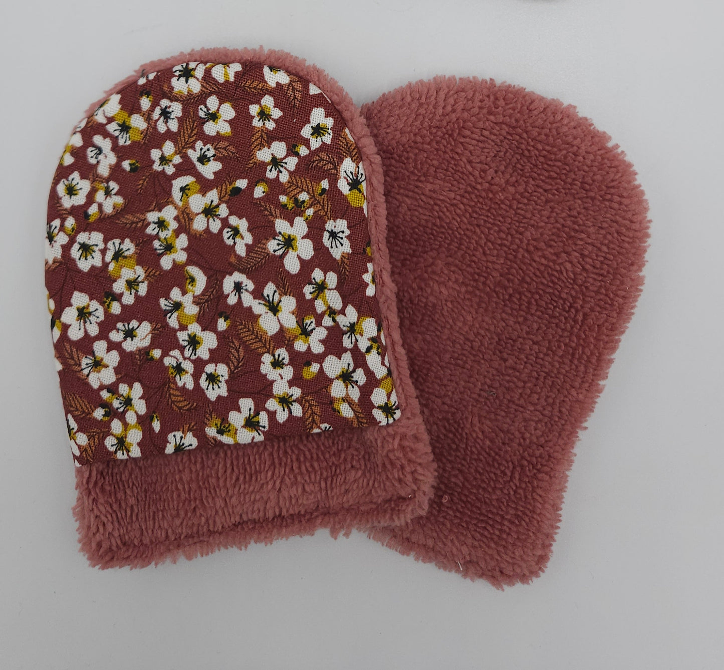 mini gant de voyage ou mini gant démaquillant tout doux en tissu éponge bambou doudou - fabriqué en haute-loire. accessoire de voyage , accessoire de cosmétique.