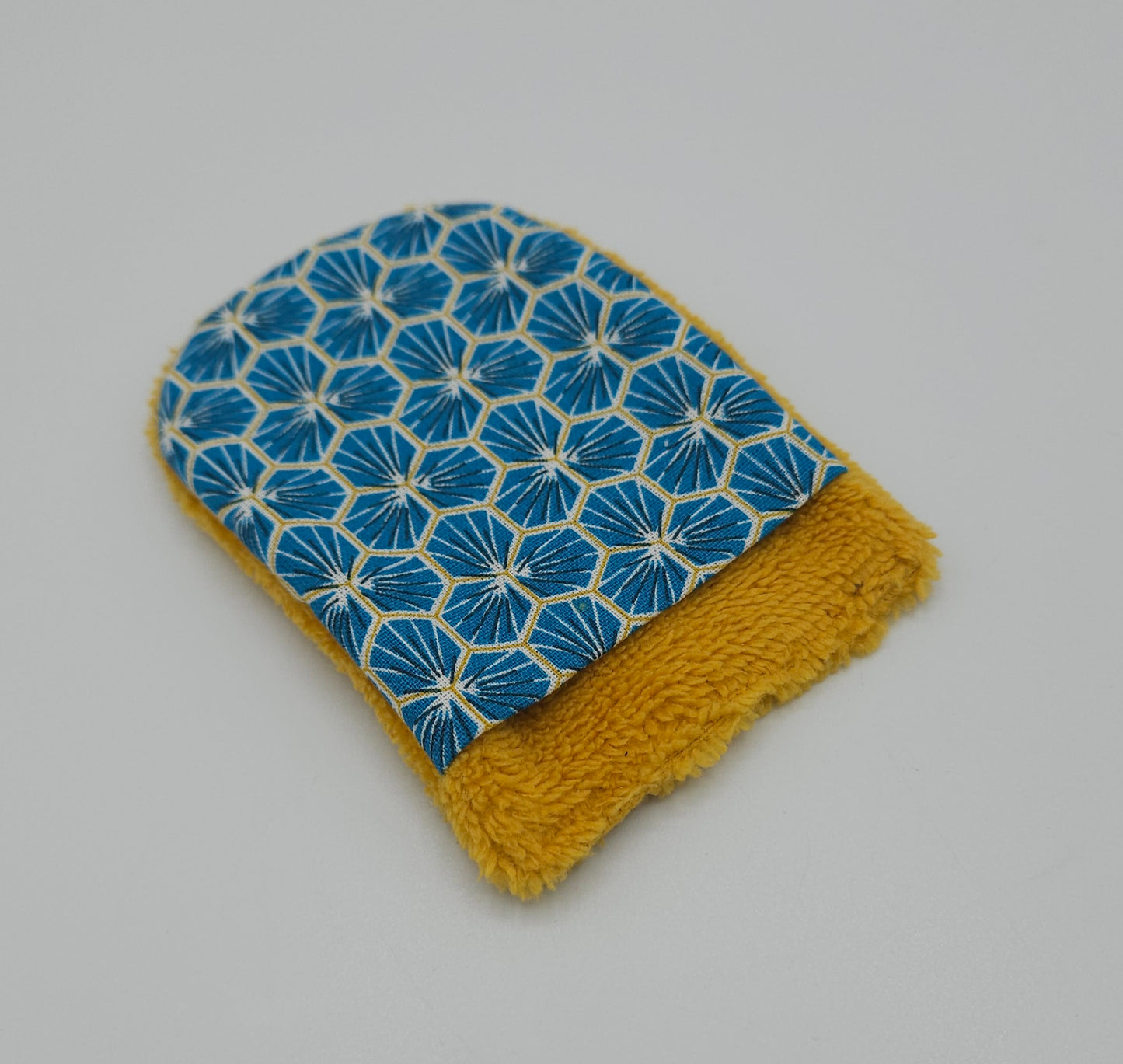 mini gant de voyage ou mini gant démaquillant tout doux en tissu éponge bambou doudou - fabriqué en haute-loire. accessoire de voyage , accessoire de cosmétique.