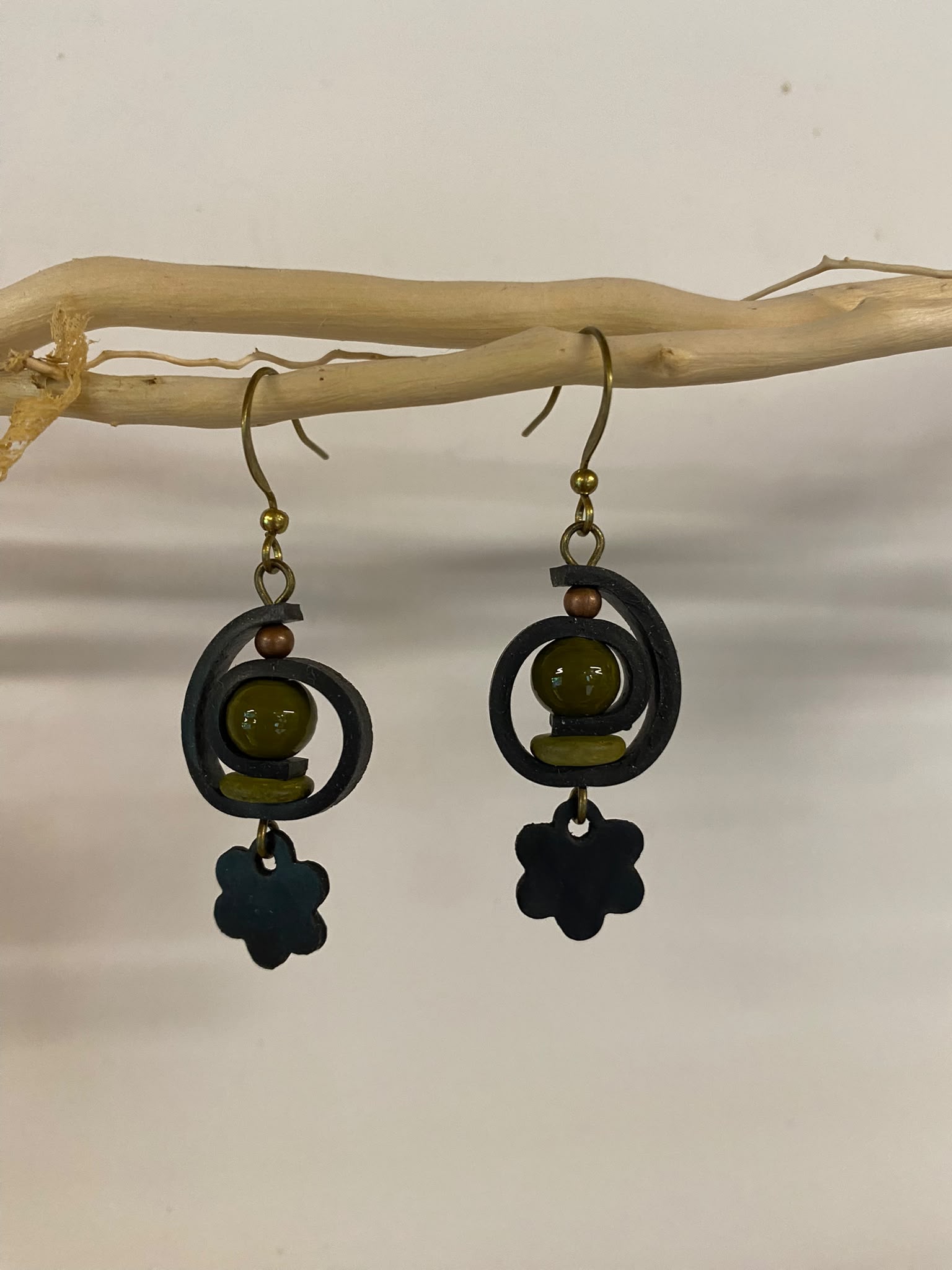 Boucles d’oreilles upcyclées, une création unique et originale fabriquée artisanalement en Haute-Loire (Auvergne). Agréables et légères à porter.