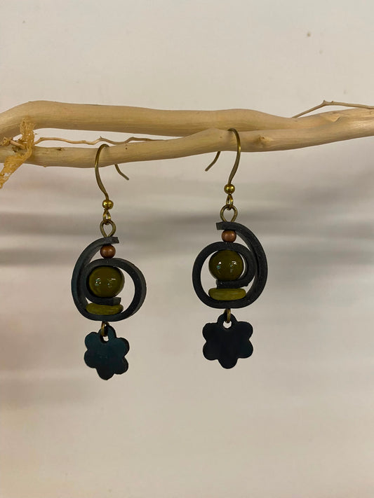 Boucles d’oreilles upcyclées, une création unique et originale fabriquée artisanalement en Haute-Loire (Auvergne). Agréables et légères à porter.