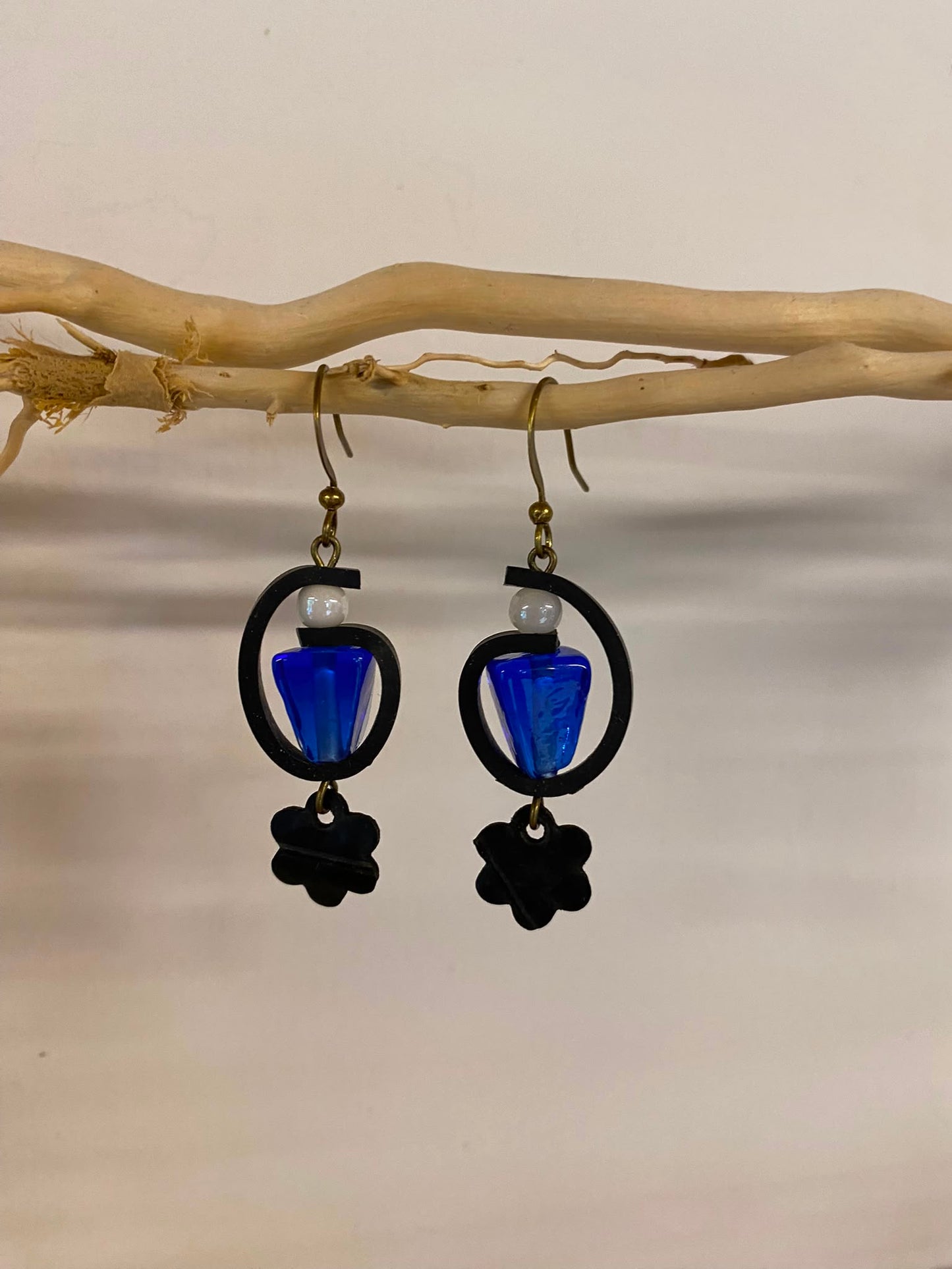 Boucles d’oreilles upcyclées, une création unique et originale fabriquée artisanalement en Haute-Loire (Auvergne). Agréables et légères à porter.