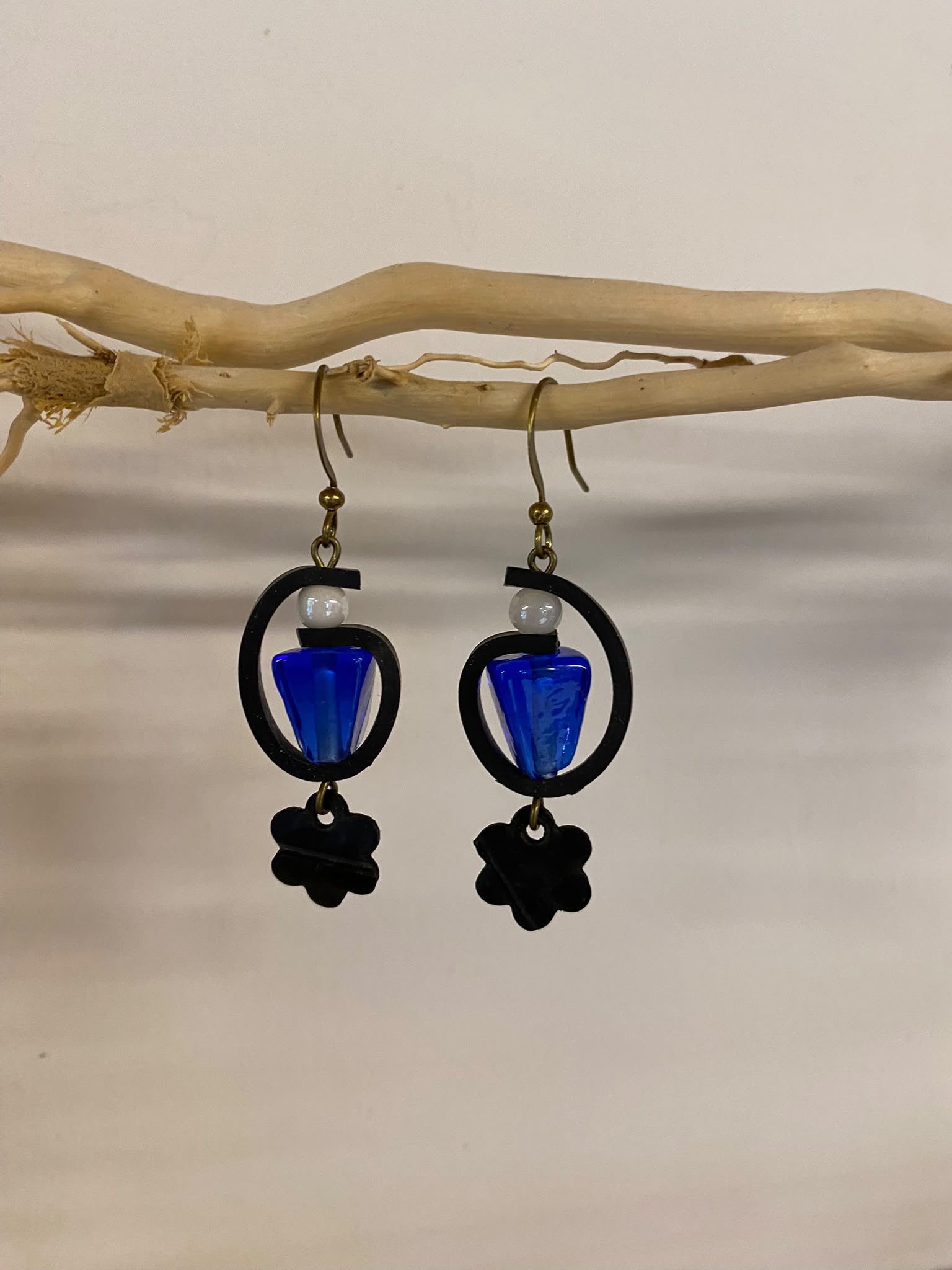 Boucles d’oreilles upcyclées, une création unique et originale fabriquée artisanalement en Haute-Loire (Auvergne). Agréables et légères à porter.