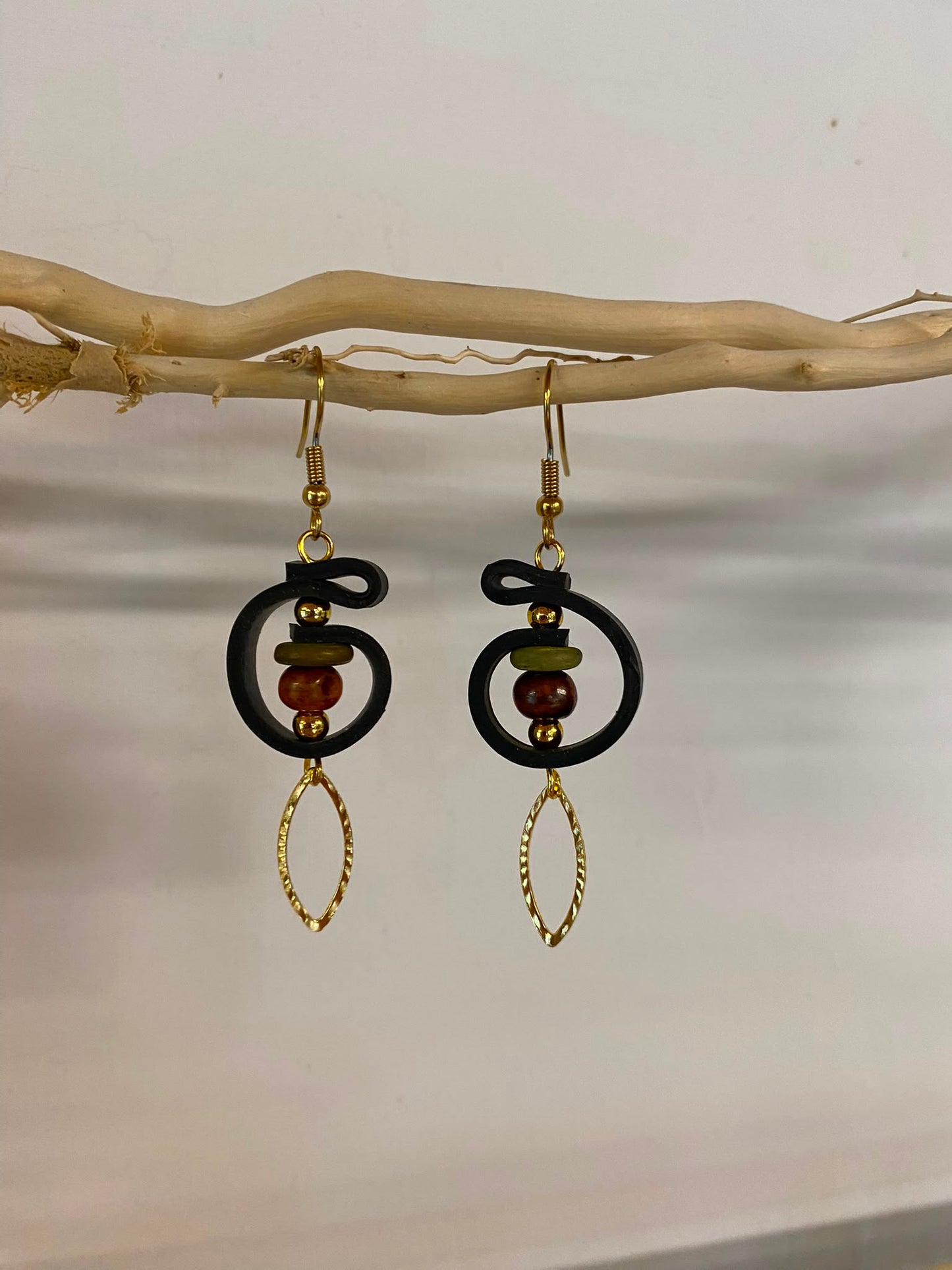 Boucles d’oreilles upcyclées, une création unique et originale fabriquée artisanalement en Haute-Loire (Auvergne). Agréables et légères à porter.