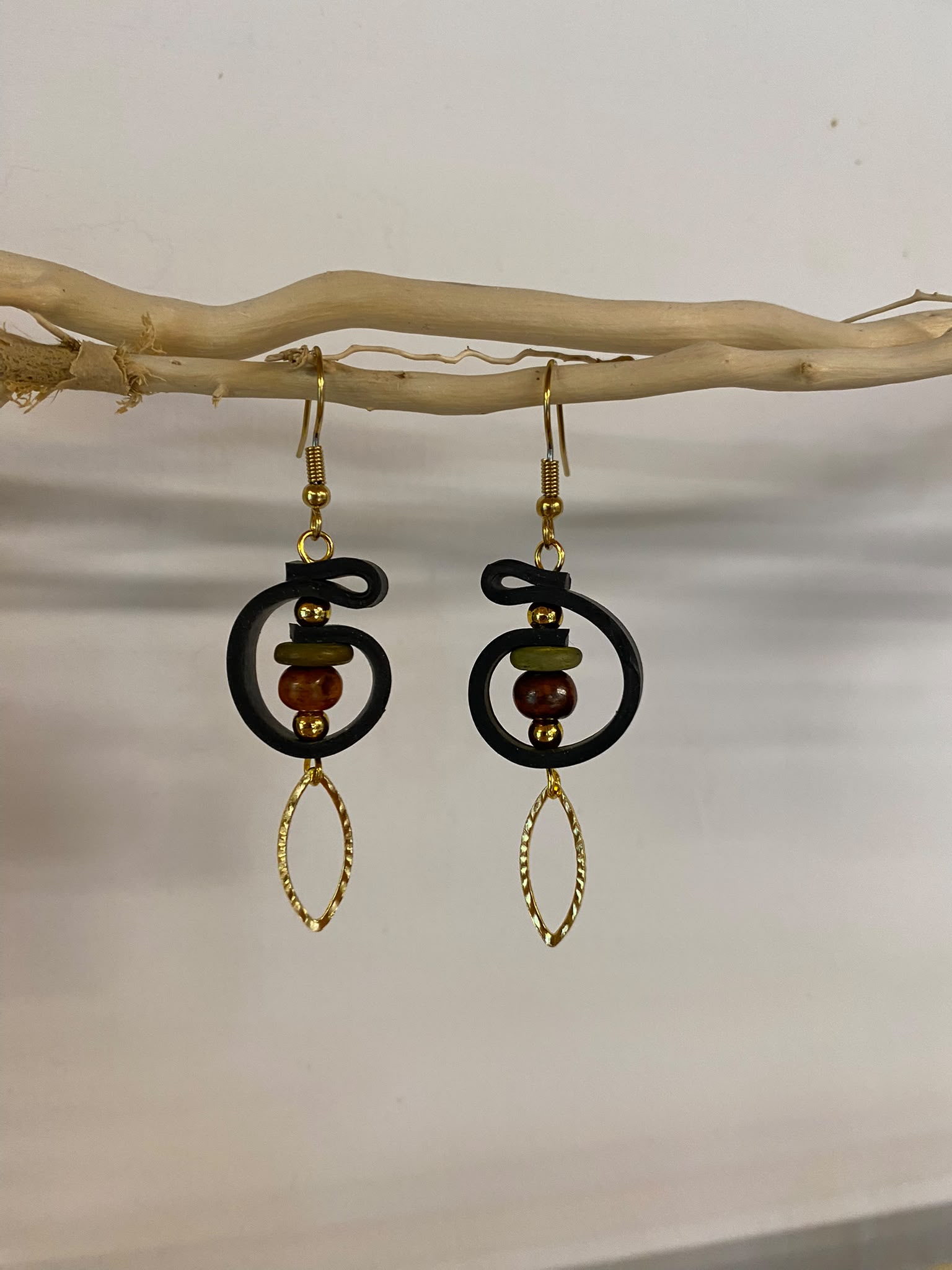 Boucles d’oreilles upcyclées, une création unique et originale fabriquée artisanalement en Haute-Loire (Auvergne). Agréables et légères à porter.