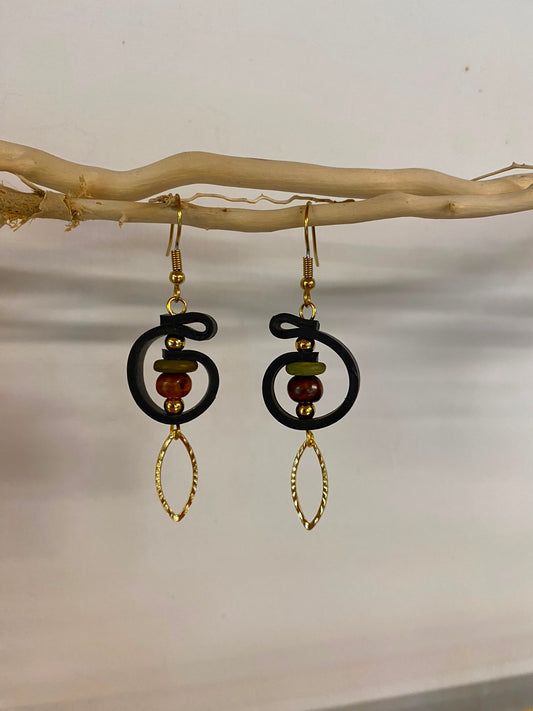Boucles d’oreilles upcyclées, une création unique et originale fabriquée artisanalement en Haute-Loire (Auvergne). Agréables et légères à porter.