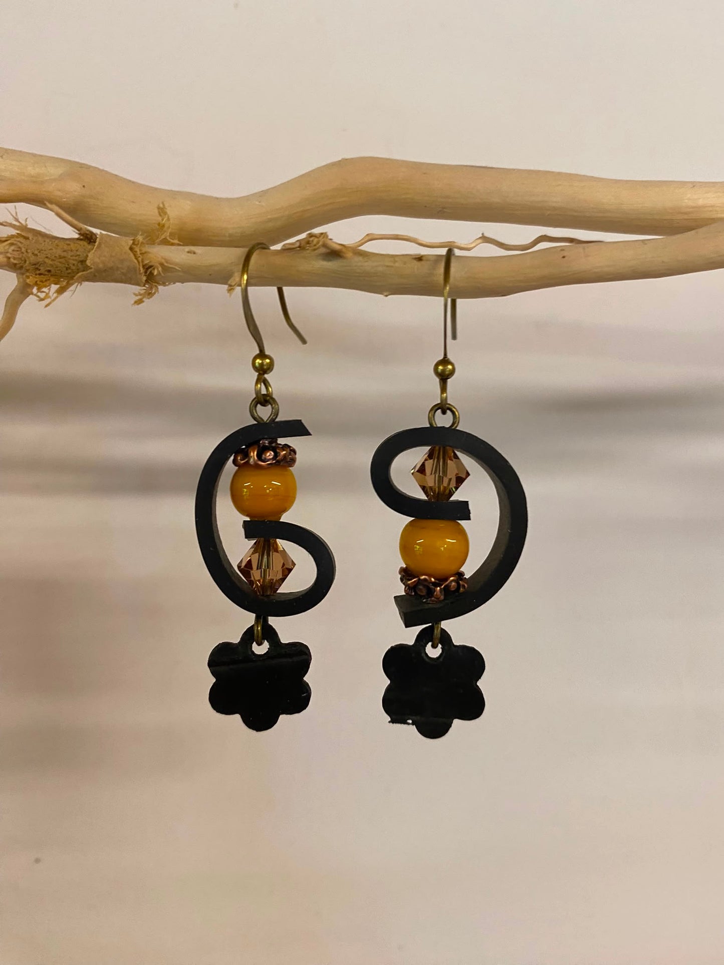 Boucles d’oreilles upcyclées, une création unique et originale fabriquée artisanalement en Haute-Loire (Auvergne). Agréables et légères à porter.