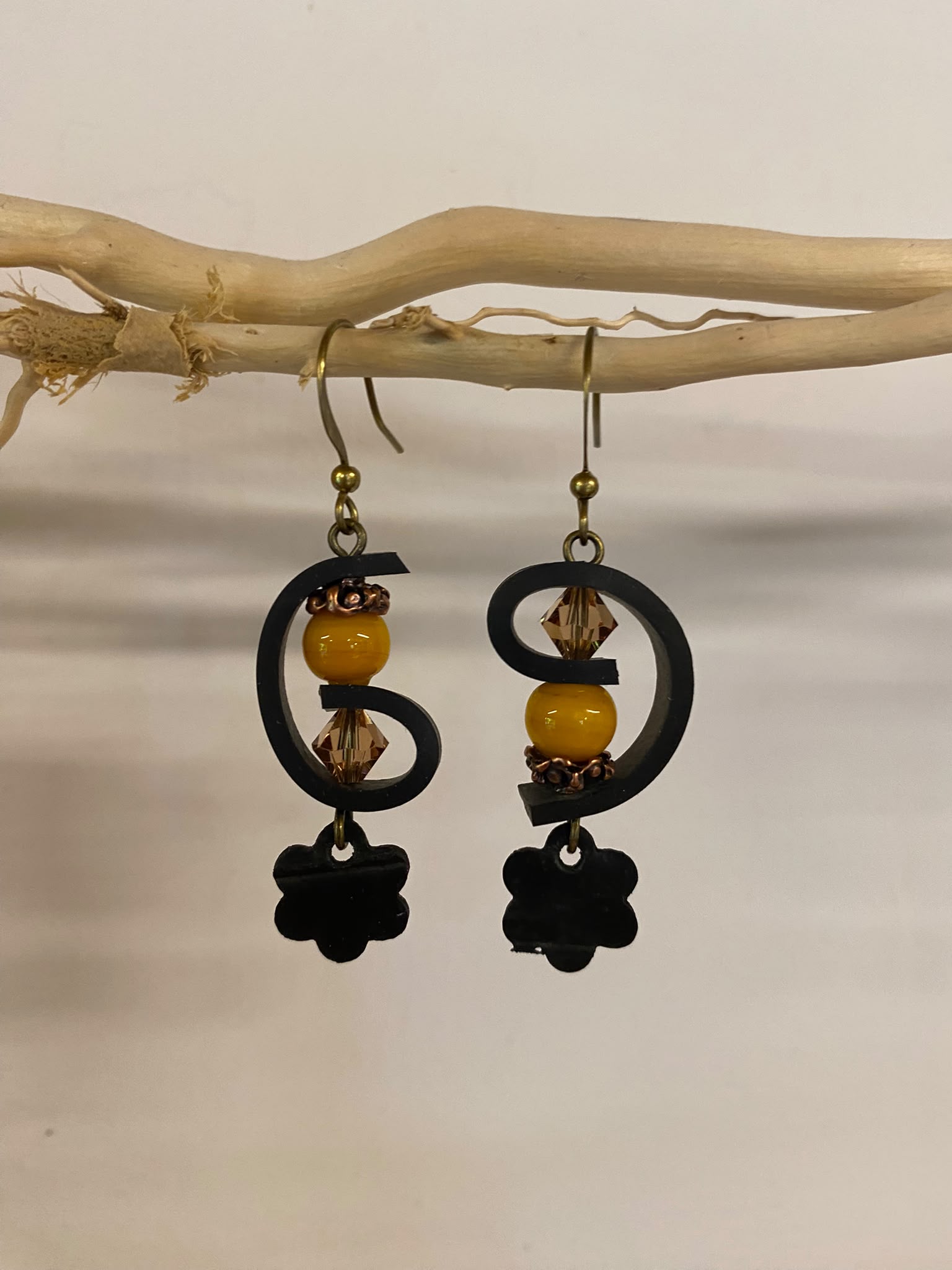 Boucles d’oreilles upcyclées, une création unique et originale fabriquée artisanalement en Haute-Loire (Auvergne). Agréables et légères à porter.