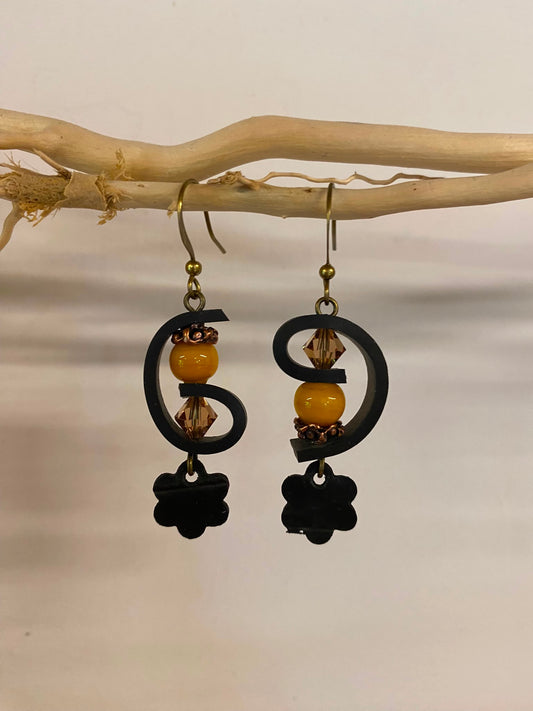 Boucles d’oreilles upcyclées, une création unique et originale fabriquée artisanalement en Haute-Loire (Auvergne). Agréables et légères à porter.