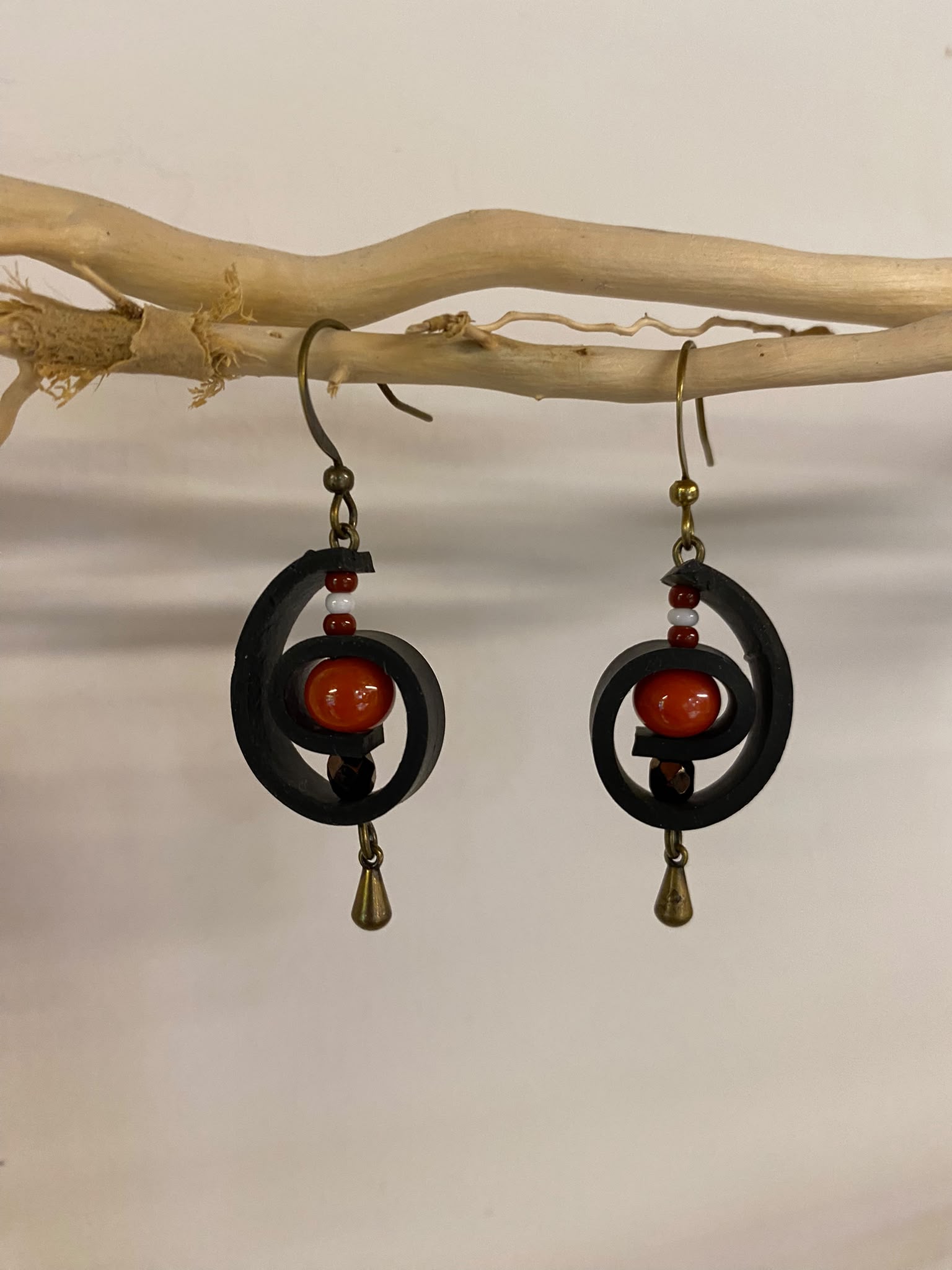 Boucles d’oreilles upcyclées, une création unique et originale fabriquée artisanalement en Haute-Loire (Auvergne). Agréables et légères à porter.