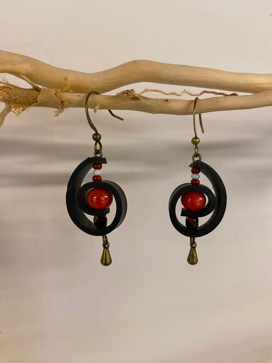 Boucles d’oreilles upcyclées, une création unique et originale fabriquée artisanalement en Haute-Loire (Auvergne). Agréables et légères à porter.