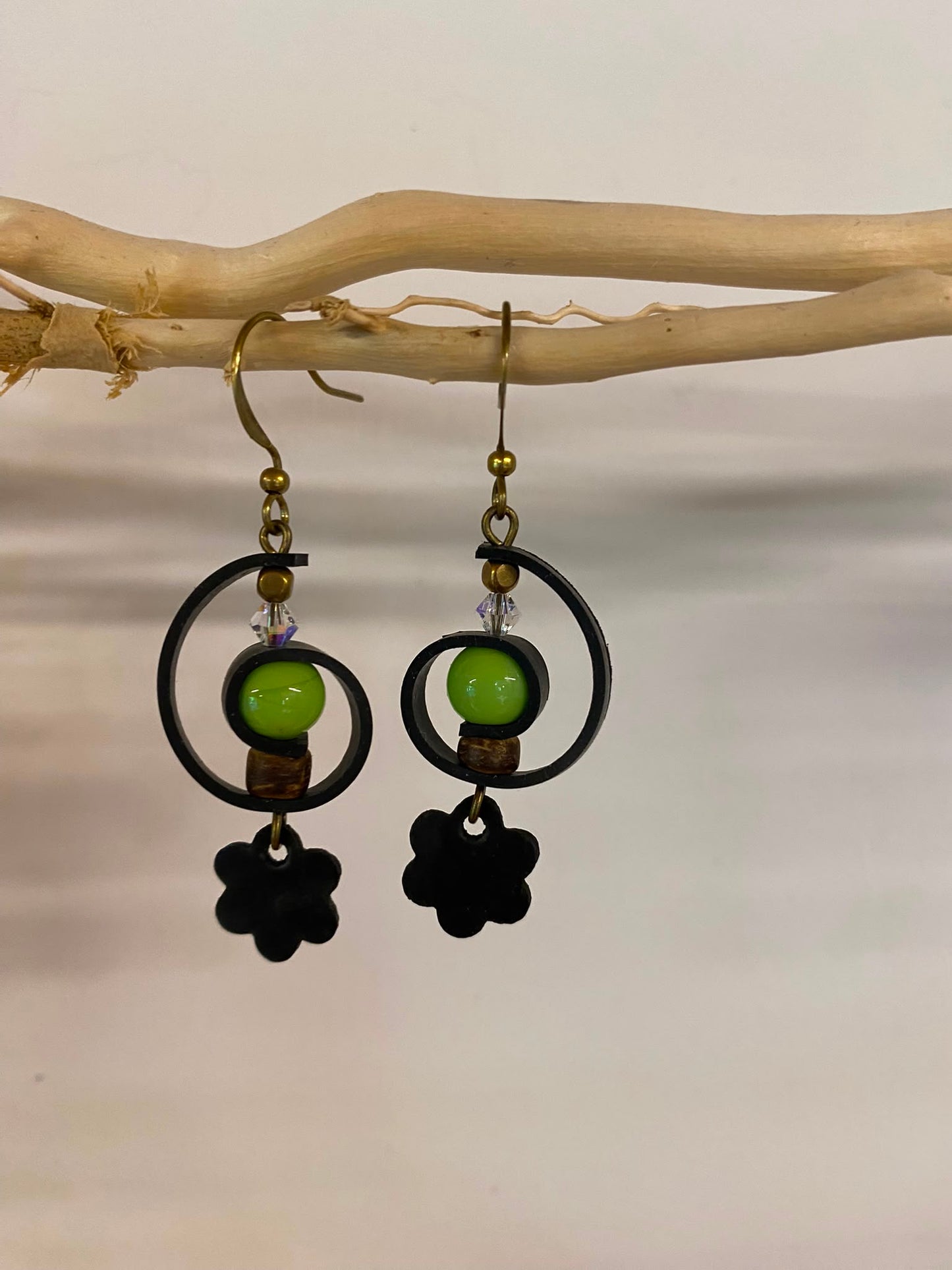Boucles d’oreilles upcyclées, une création unique et originale fabriquée artisanalement en Haute-Loire (Auvergne). Agréables et légères à porter.