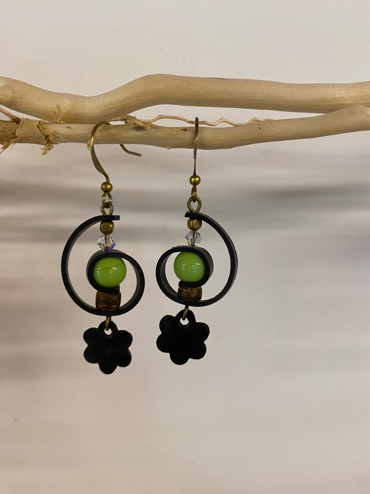 Boucles d’oreilles upcyclées, une création unique et originale fabriquée artisanalement en Haute-Loire (Auvergne). Agréables et légères à porter.