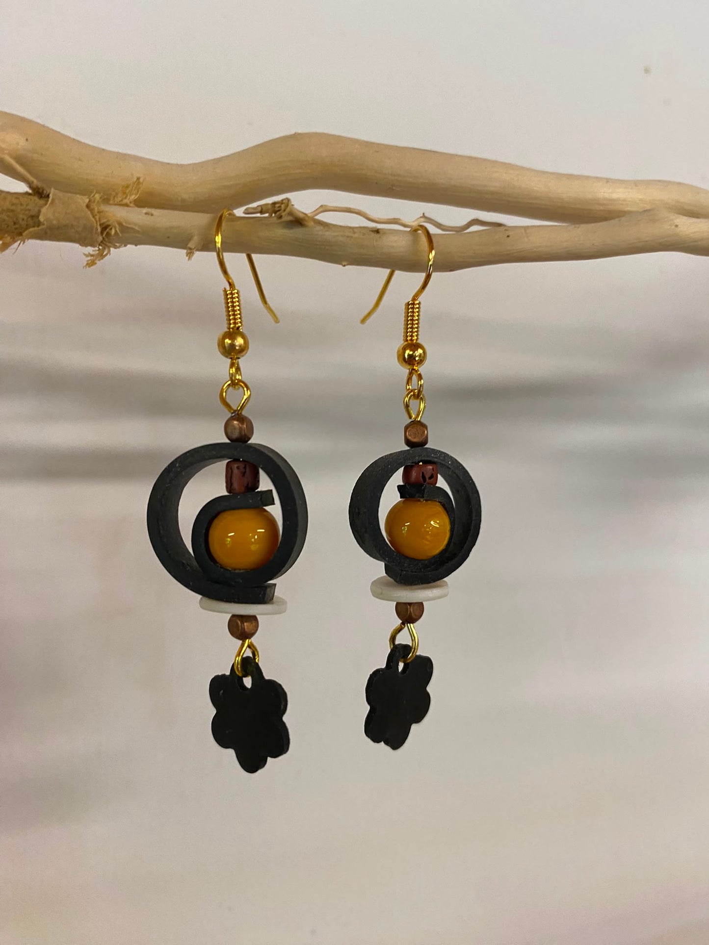 Boucles d’oreilles upcyclées, une création unique et originale fabriquée artisanalement en Haute-Loire (Auvergne). Agréables et légères à porter.