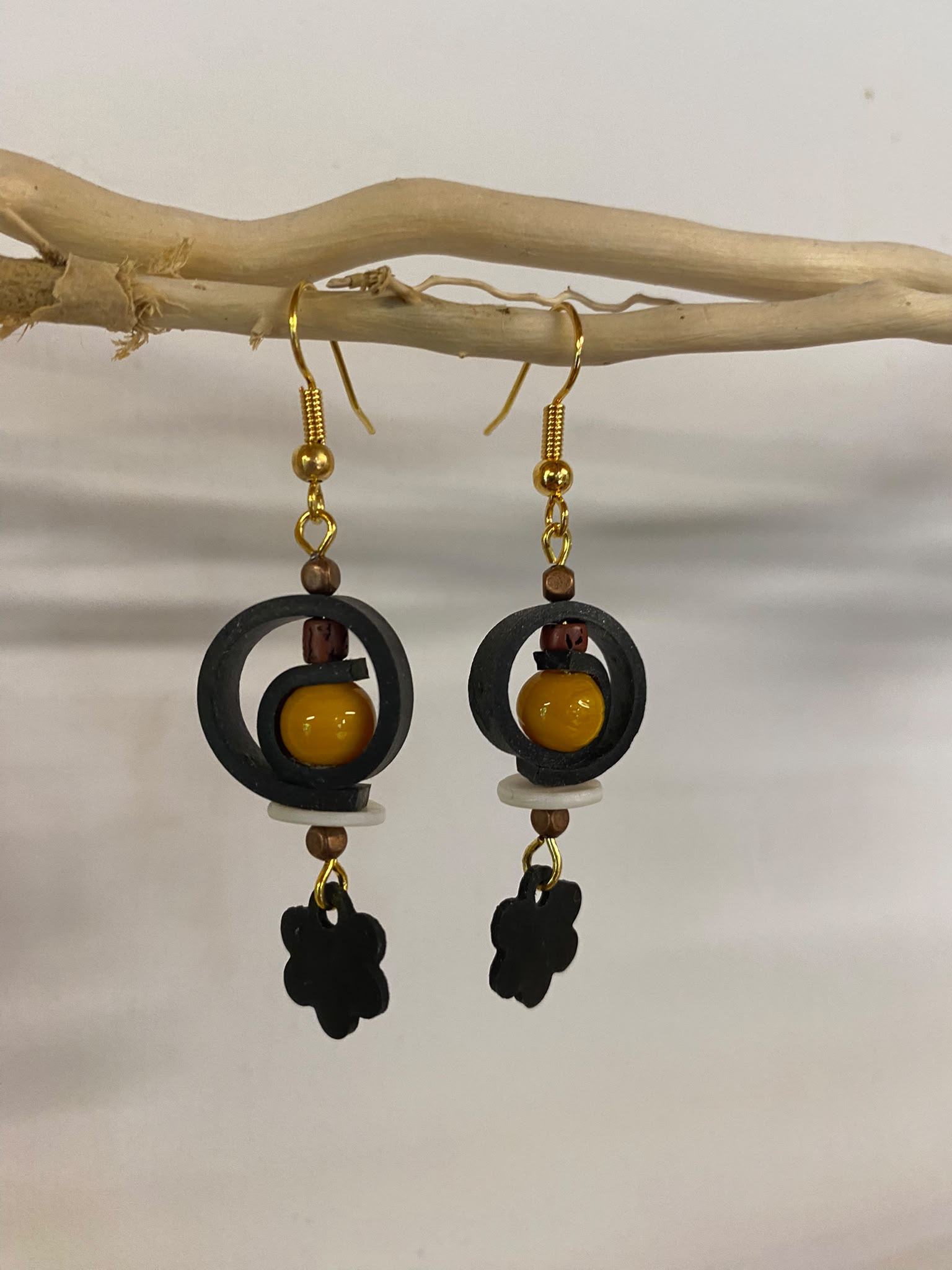 Boucles d’oreilles upcyclées, une création unique et originale fabriquée artisanalement en Haute-Loire (Auvergne). Agréables et légères à porter.