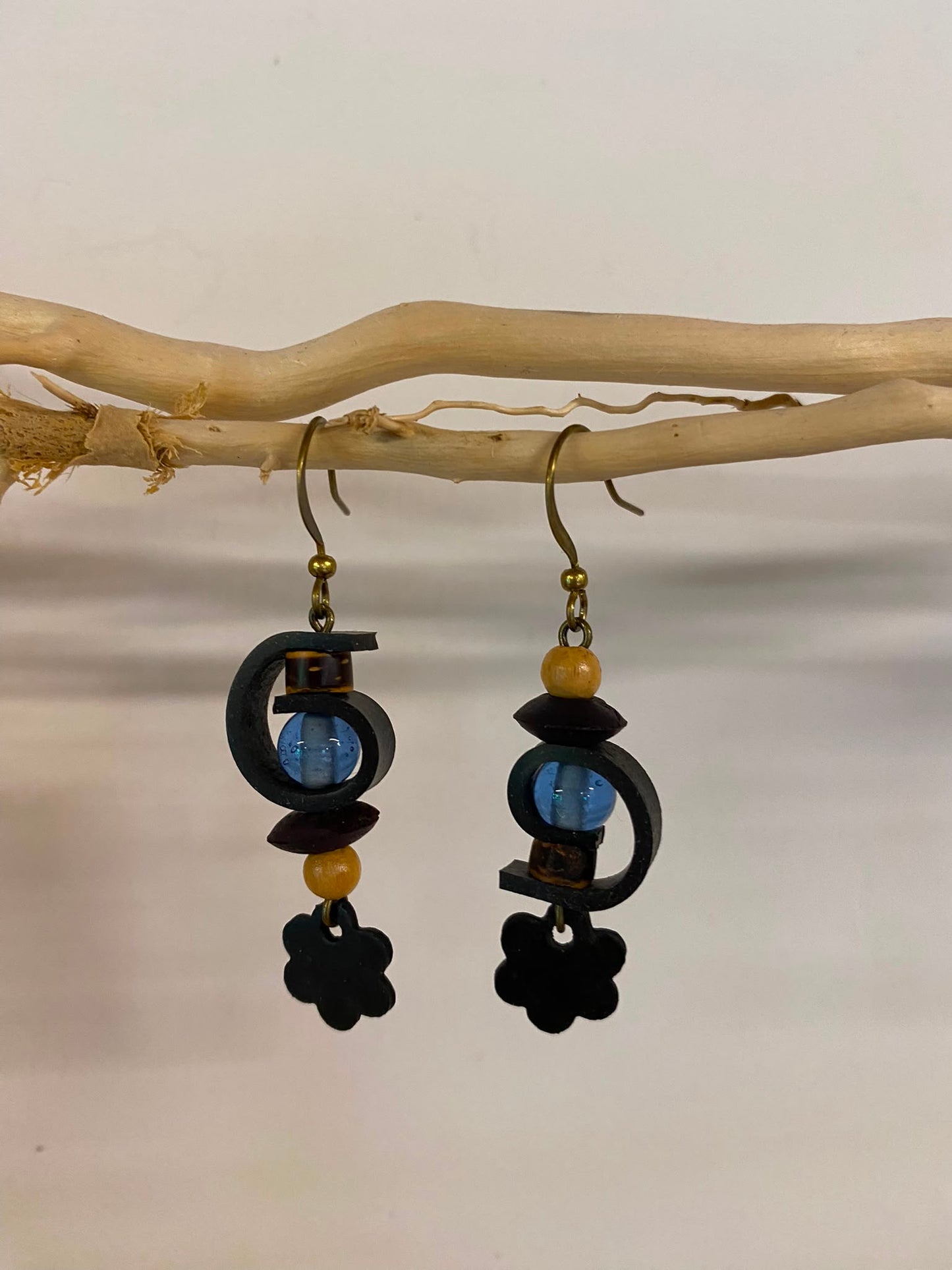 Boucles d’oreilles upcyclées, une création unique et originale fabriquée artisanalement en Haute-Loire (Auvergne). Agréables et légères à porter.