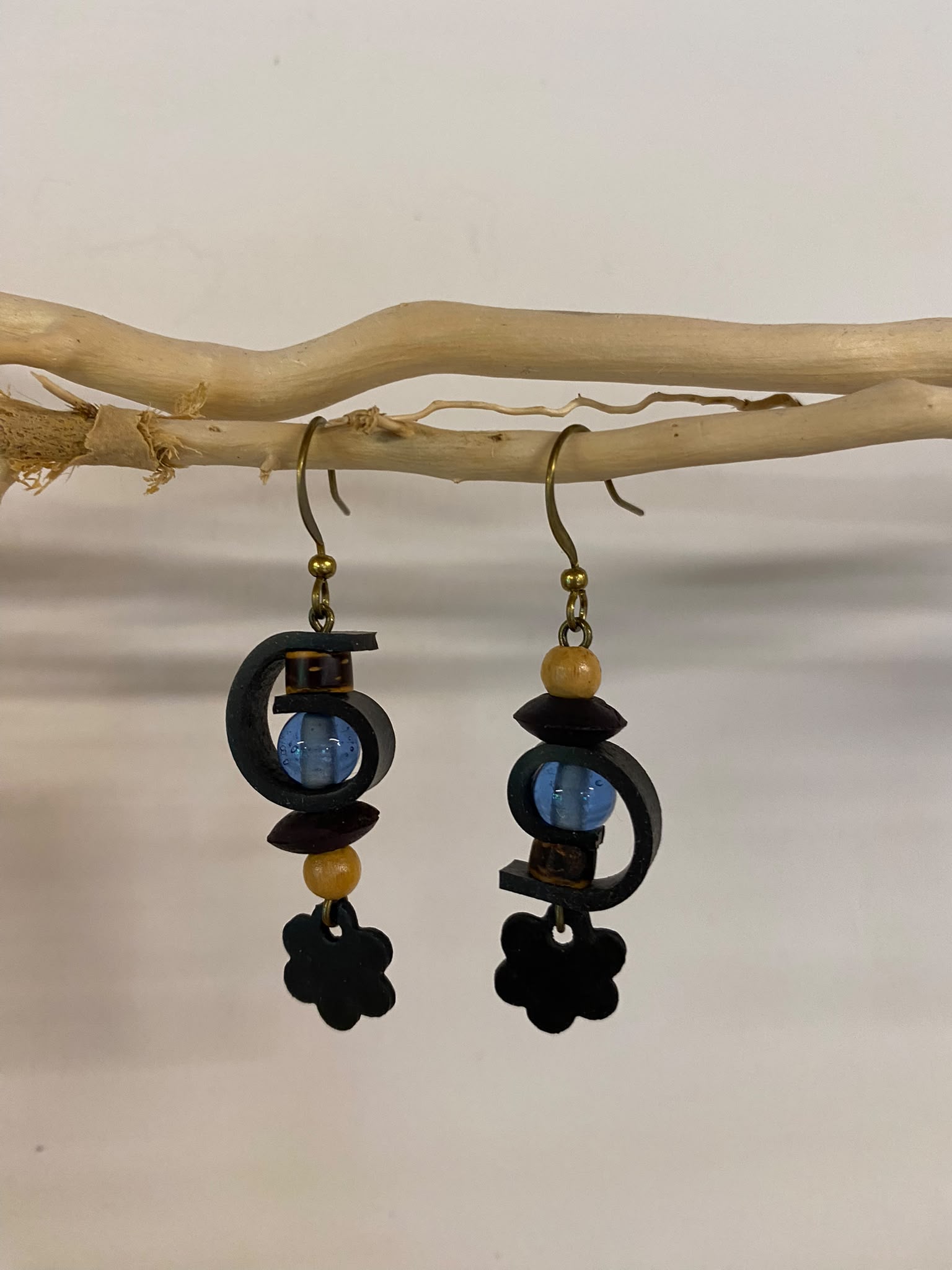 Boucles d’oreilles upcyclées, une création unique et originale fabriquée artisanalement en Haute-Loire (Auvergne). Agréables et légères à porter.