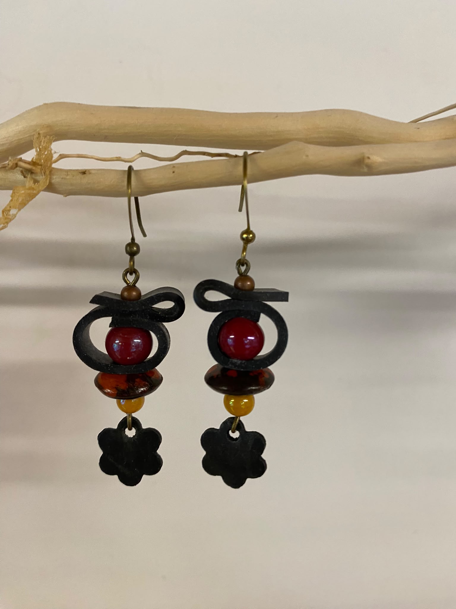 Boucles d’oreilles upcyclées, une création unique et originale fabriquée artisanalement en Haute-Loire (Auvergne). Agréables et légères à porter.