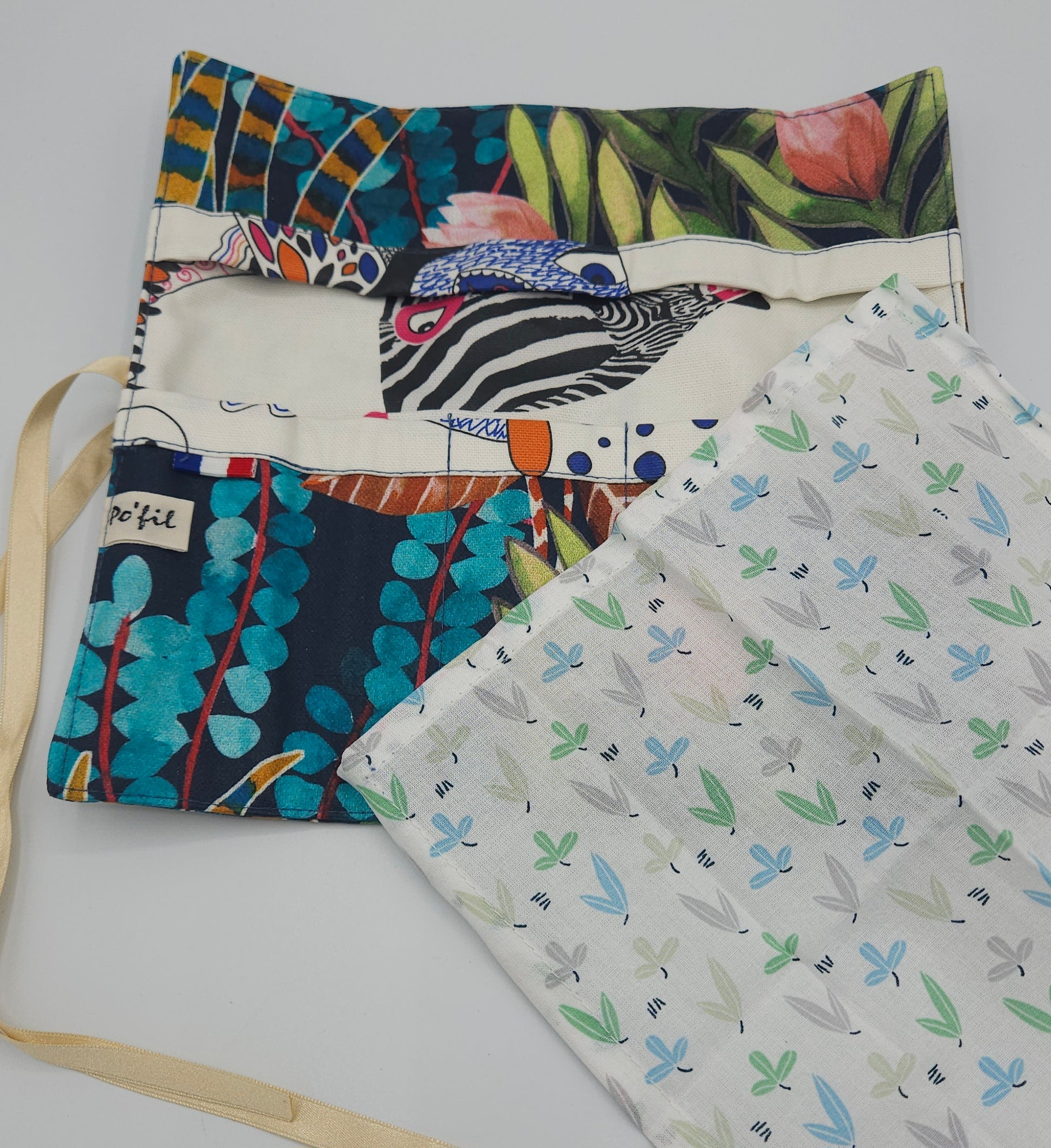 pochette à couverts -  Tissus coton enduit imperméable.  avec accessoire serviette. modèle unique. fabrication artisanale et locale de Haute-Loire.