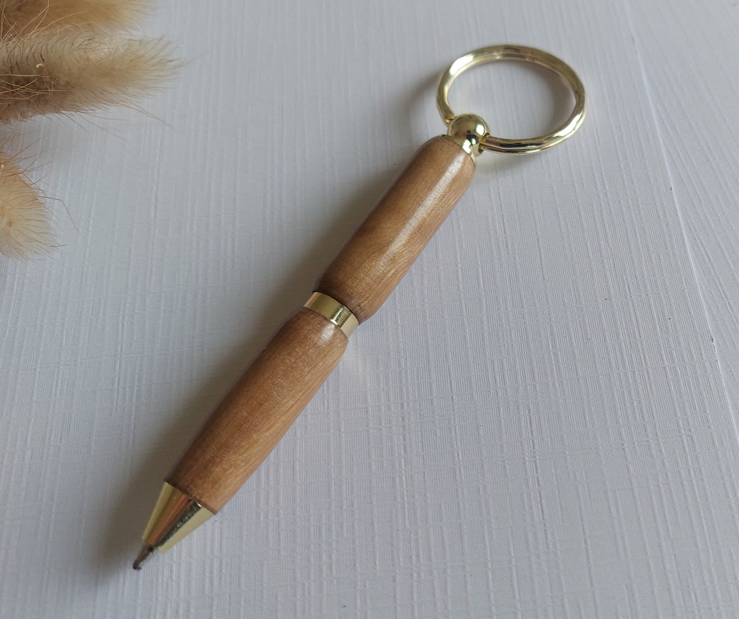 Porte-clés stylo en bois tourné - artisanat de Haute-Loire (Auvergne) - essence de bois olivier