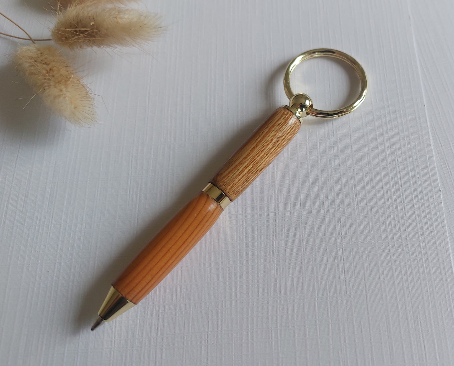 Porte-clés stylo en bois tourné - artisanat de Haute-Loire (Auvergne) - essence de bois cèdre et pommier