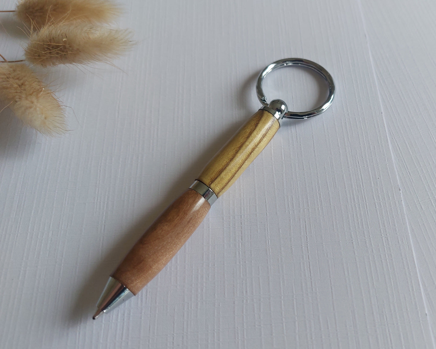 Porte-clés stylo en bois tourné - artisanat de Haute-Loire (Auvergne) - essence de bois sumac et noyer