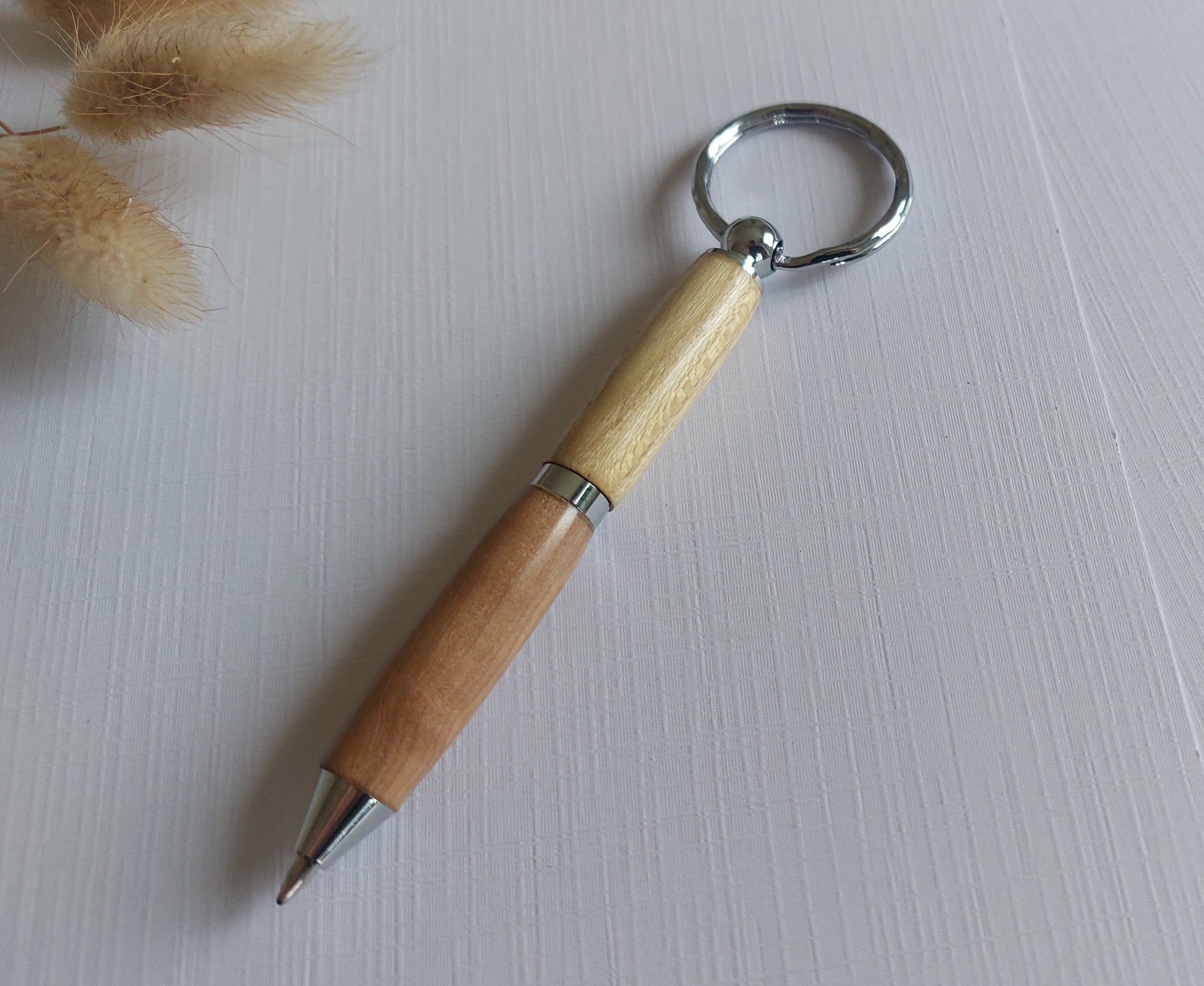 Porte-clés stylo en bois tourné - artisanat de Haute-Loire (Auvergne) - essence de bois tamaris et olivier