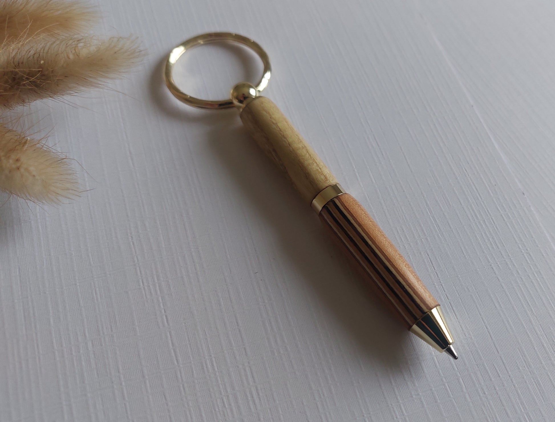 Porte-clés stylo en bois tourné - artisanat de Haute-Loire (Auvergne) - essence de bois 
