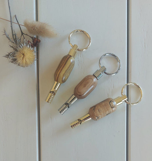 porte-clés sifflet en bois tourné - artisanat de Haute-Loire - Auvergne. essences de bois , articles uniques