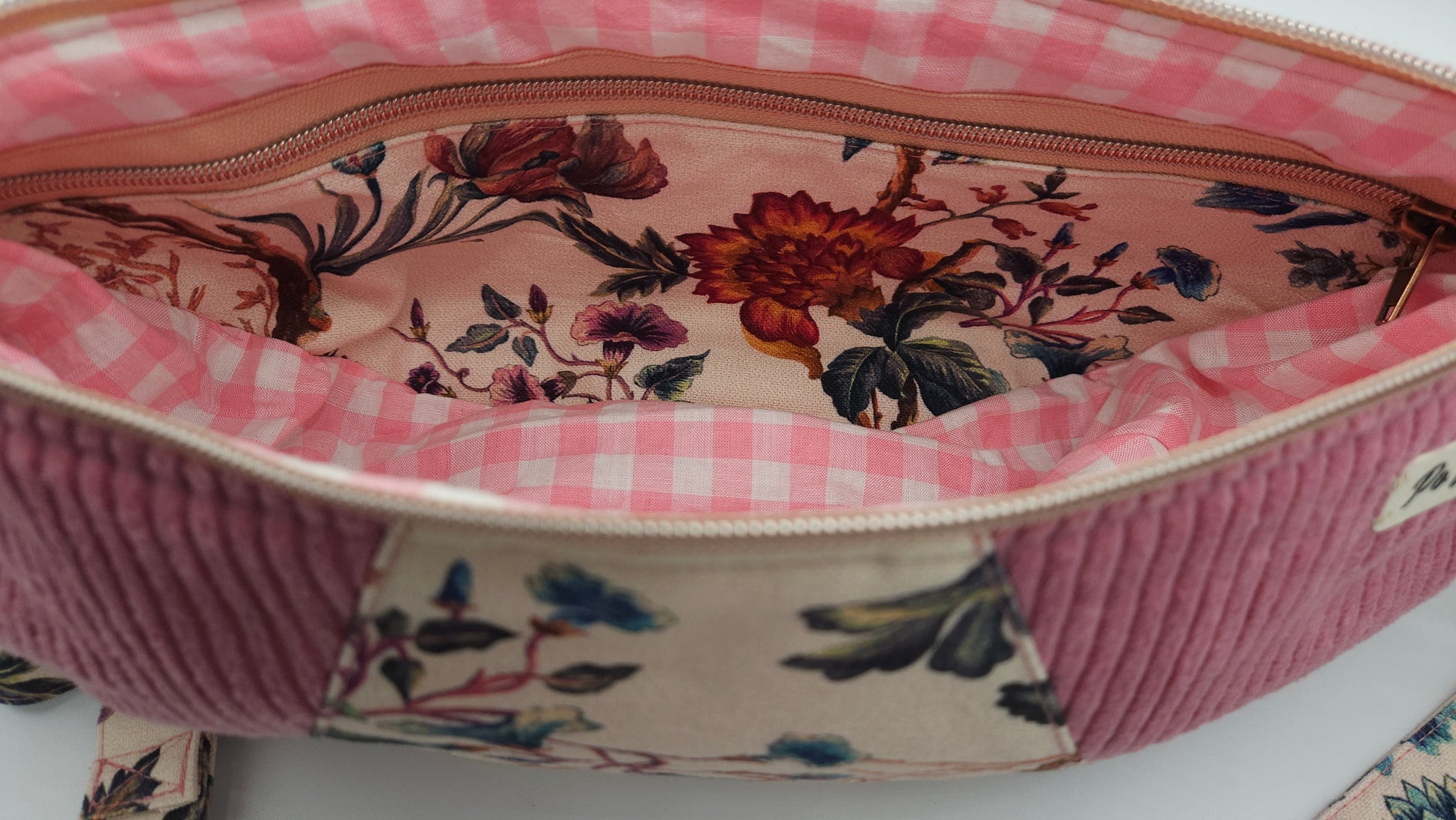 sac demi lune en velour rose et tissus coton fleuri - style guirly. 