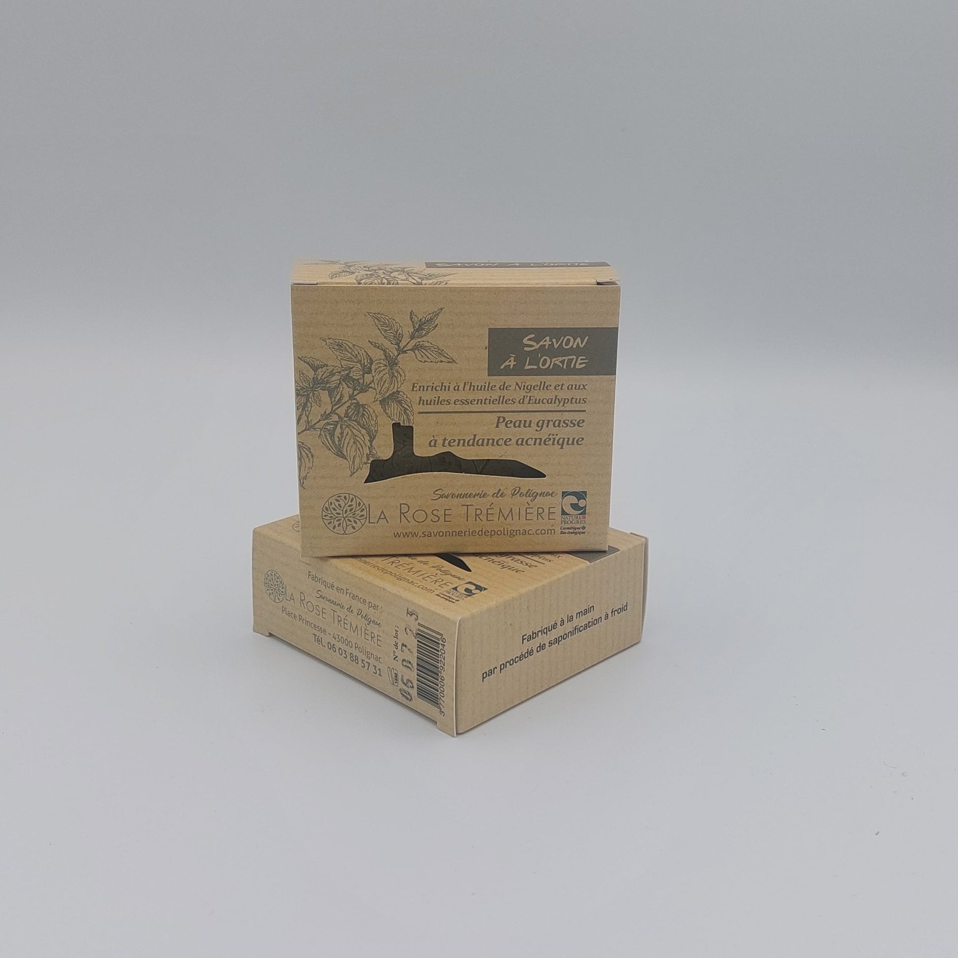 Savon à l'ortie biologique idéal pour les peaux grasses et peaux acnéiques. Contienr de l'huile de Nigelle et huile essentielle d'eucalyptus. artisanat Haute-Loire