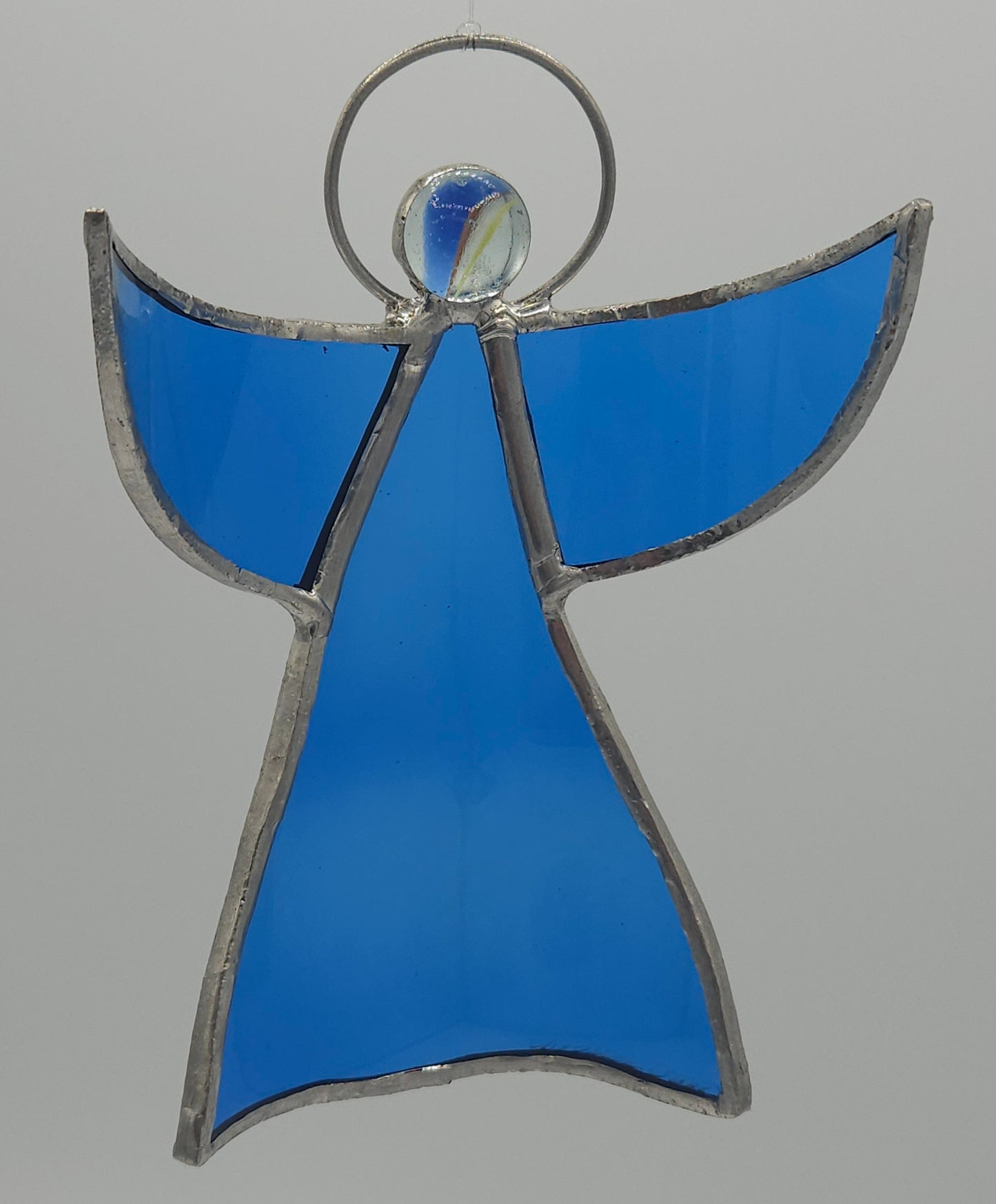 Ange de Noël couleur bleu - suspension originale et artisanale - fabriquée à partir de verre recyclé. 