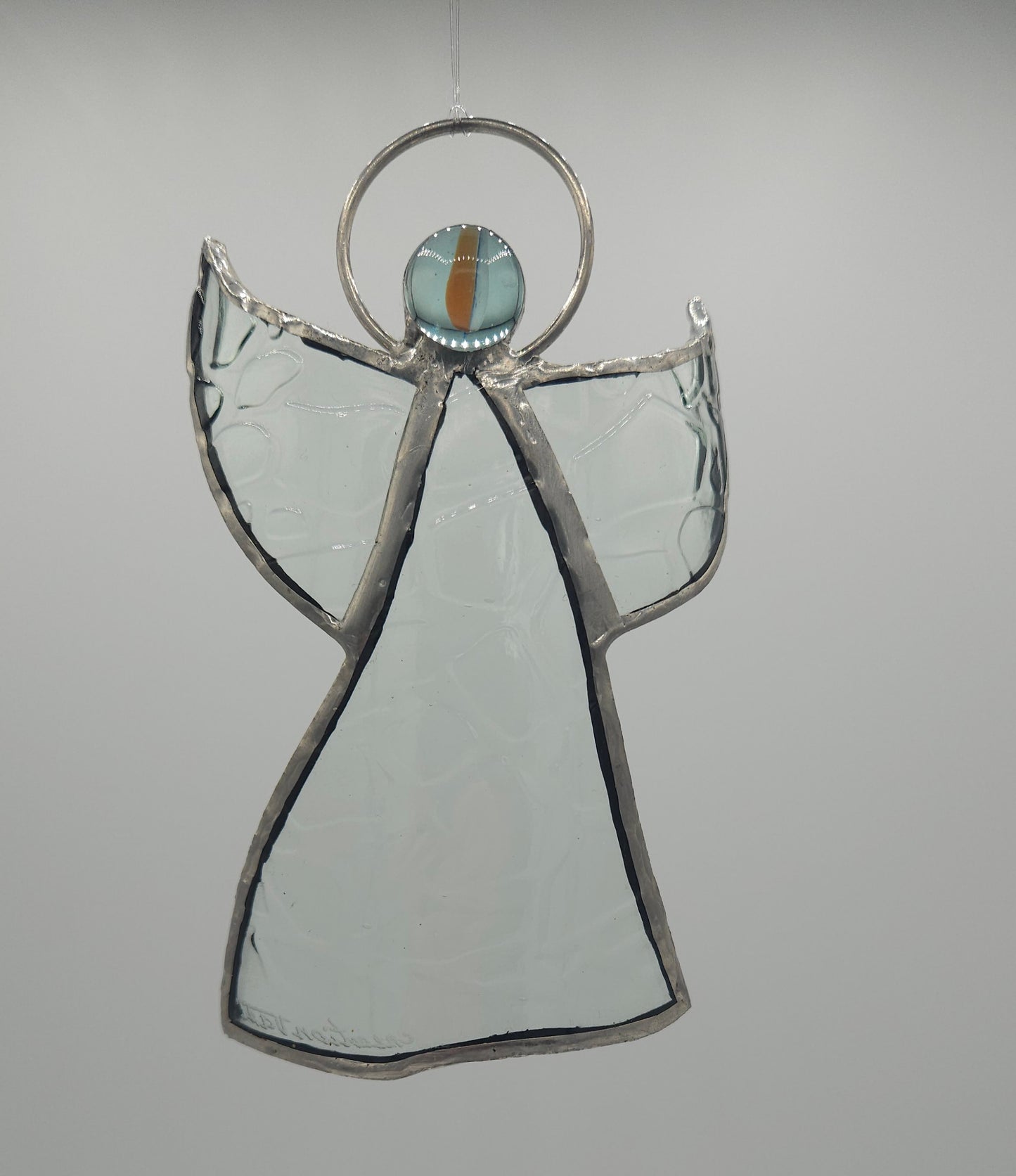 Ange de Noël couleur transparente avec motif relief - suspension originale et artisanale - fabriquée à partir de verre recyclé. 