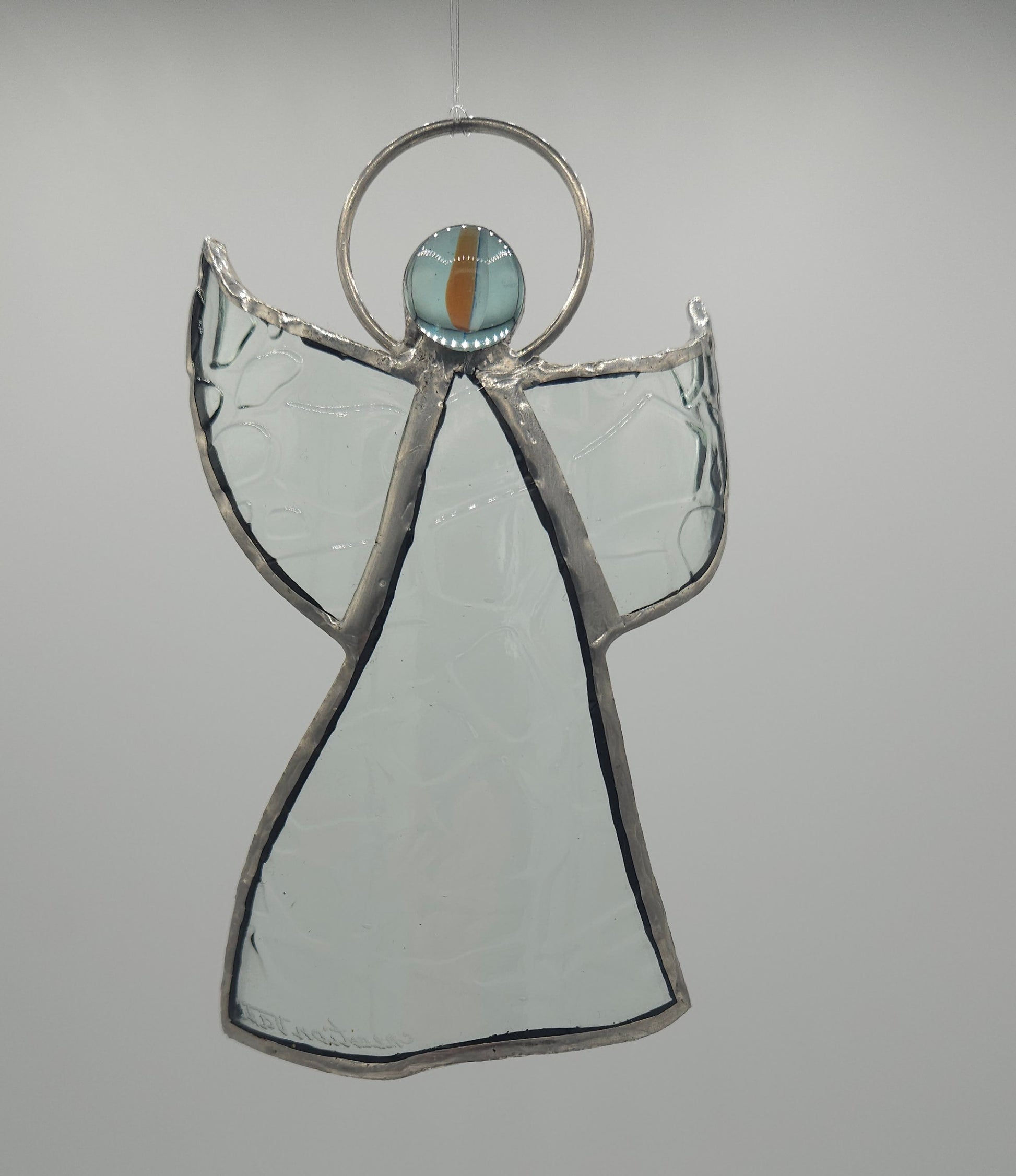 Ange de Noël couleur transparente avec motif relief - suspension originale et artisanale - fabriquée à partir de verre recyclé. 