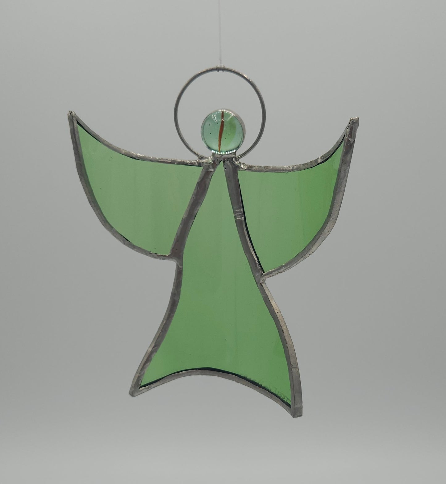 Ange de Noël couleur vert - suspension originale et artisanale - fabriquée à partir de verre recyclé. 